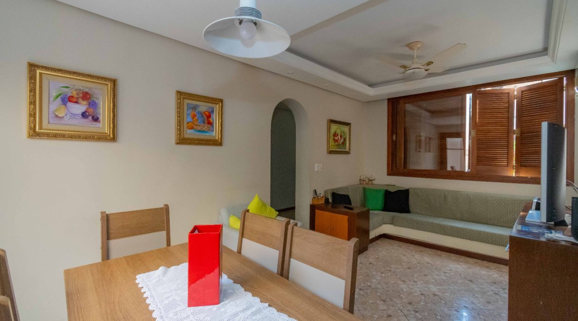 Casa à venda com 244m², 4 dormitórios, 1 suíte, 3 vagas, no bairro Vila Assunção em Porto Alegre