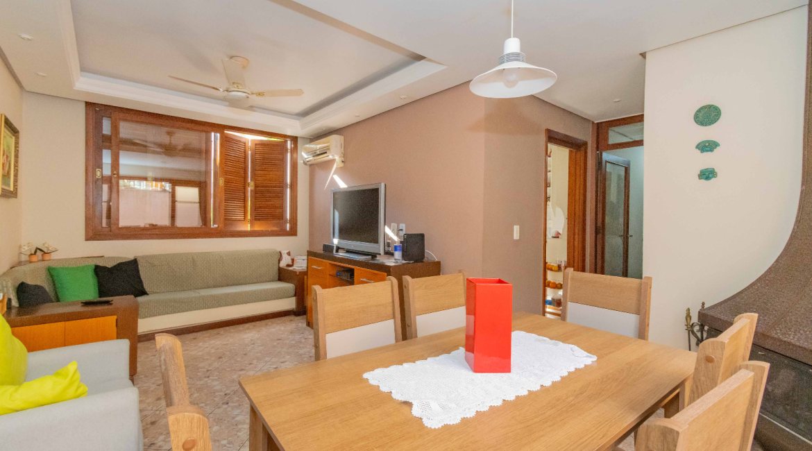 Casa à venda com 244m², 4 dormitórios, 1 suíte, 3 vagas, no bairro Vila Assunção em Porto Alegre