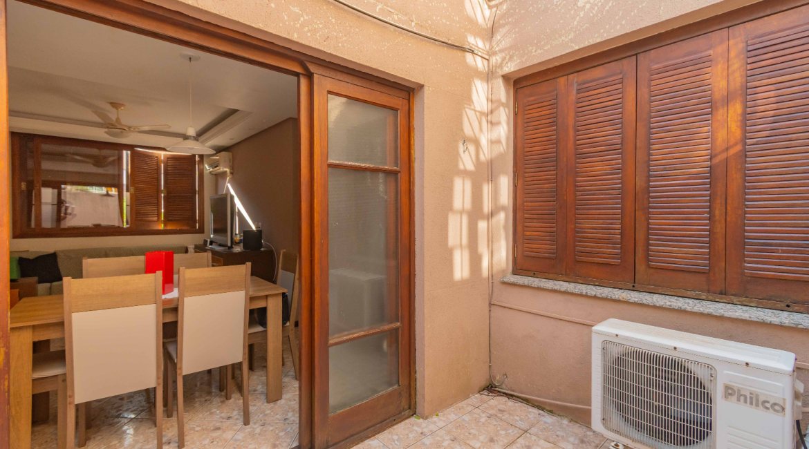 Casa à venda com 244m², 4 dormitórios, 1 suíte, 3 vagas, no bairro Vila Assunção em Porto Alegre