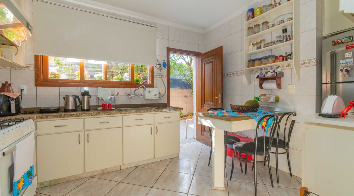 Casa à venda com 244m², 4 dormitórios, 1 suíte, 3 vagas, no bairro Vila Assunção em Porto Alegre