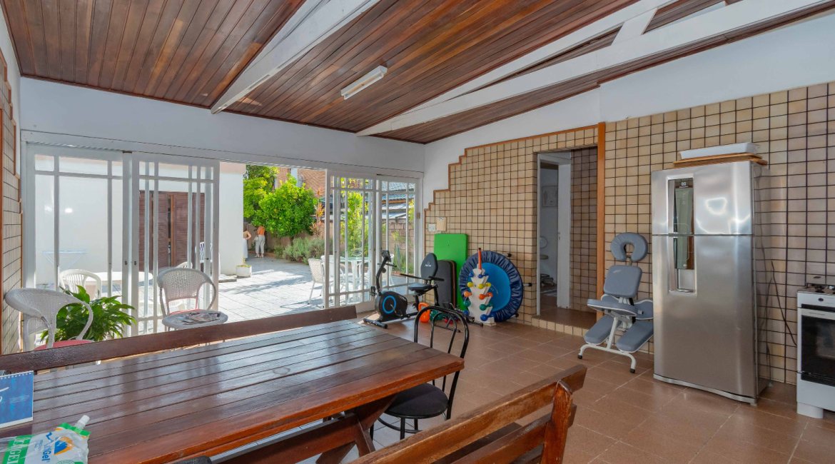 Casa à venda com 244m², 4 dormitórios, 1 suíte, 3 vagas, no bairro Vila Assunção em Porto Alegre