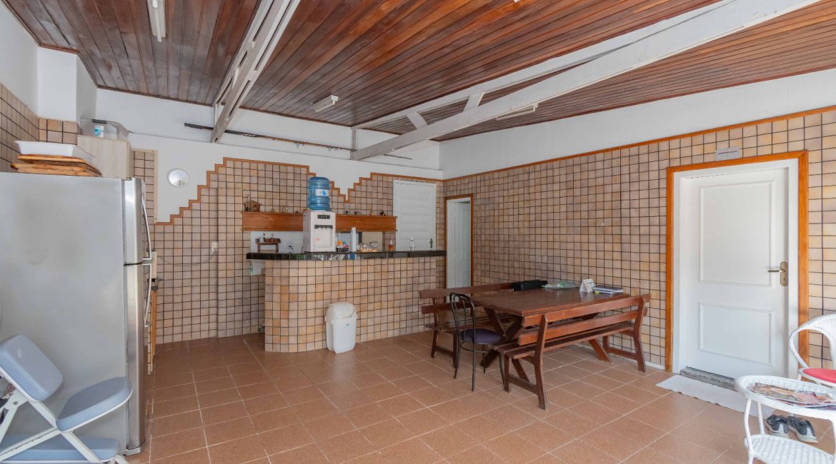 Casa à venda com 244m², 4 dormitórios, 1 suíte, 3 vagas, no bairro Vila Assunção em Porto Alegre