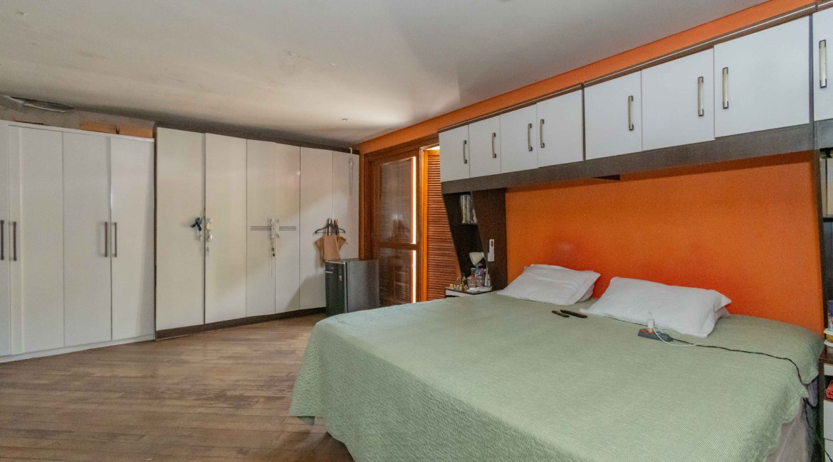 Casa à venda com 244m², 4 dormitórios, 1 suíte, 3 vagas, no bairro Vila Assunção em Porto Alegre