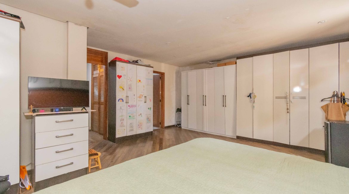 Casa à venda com 244m², 4 dormitórios, 1 suíte, 3 vagas, no bairro Vila Assunção em Porto Alegre