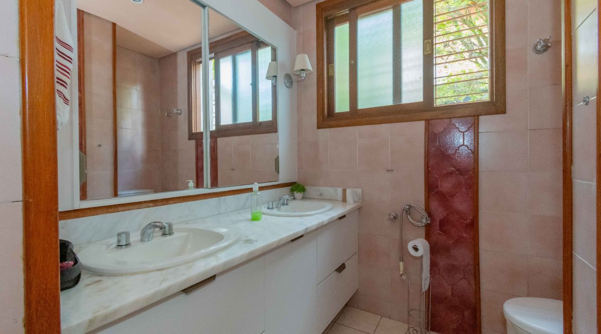 Casa à venda com 244m², 4 dormitórios, 1 suíte, 3 vagas, no bairro Vila Assunção em Porto Alegre