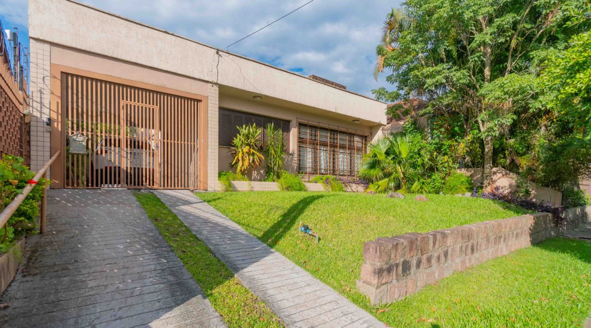 Casa à venda com 244m², 4 dormitórios, 1 suíte, 3 vagas, no bairro Vila Assunção em Porto Alegre