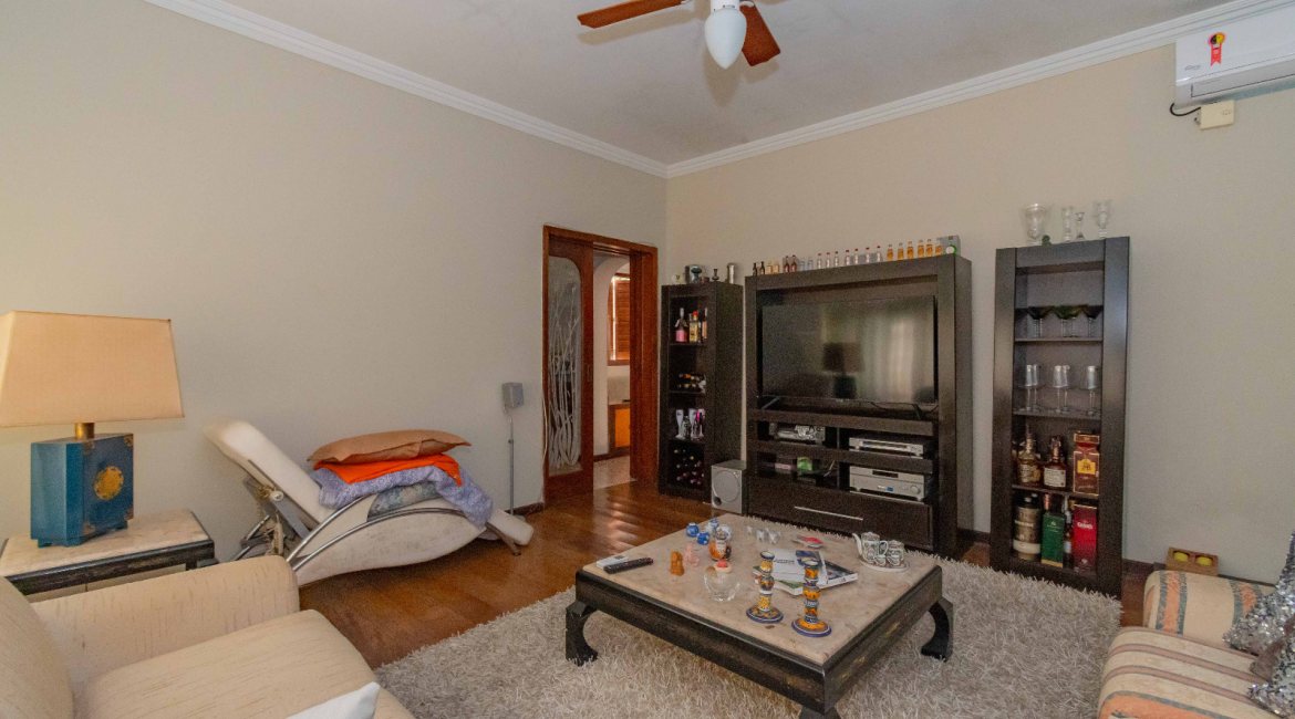 Casa à venda com 244m², 4 dormitórios, 1 suíte, 3 vagas, no bairro Vila Assunção em Porto Alegre