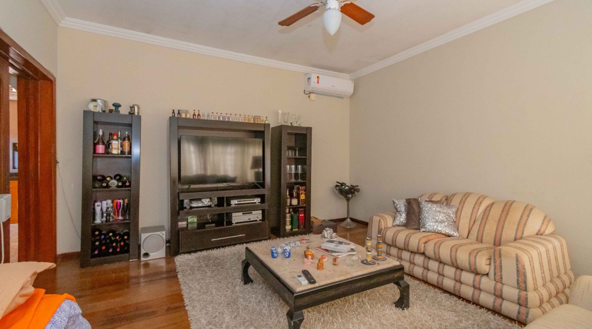 Casa à venda com 244m², 4 dormitórios, 1 suíte, 3 vagas, no bairro Vila Assunção em Porto Alegre