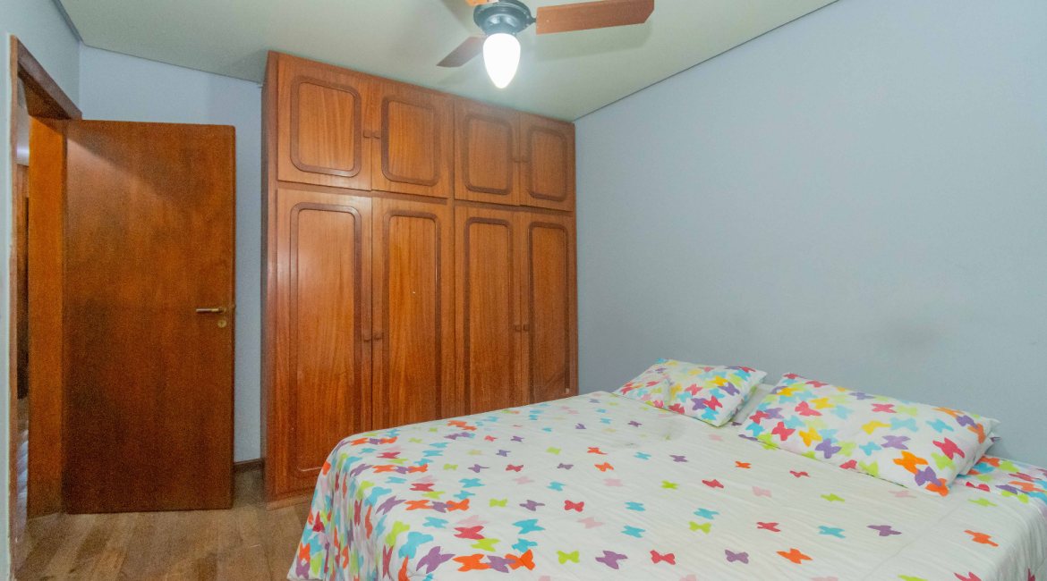 Casa à venda com 244m², 4 dormitórios, 1 suíte, 3 vagas, no bairro Vila Assunção em Porto Alegre