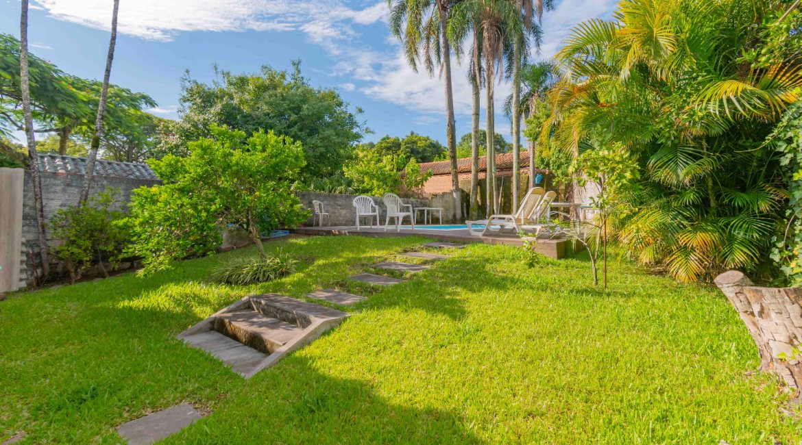 Casa à venda com 244m², 4 dormitórios, 1 suíte, 3 vagas, no bairro Vila Assunção em Porto Alegre