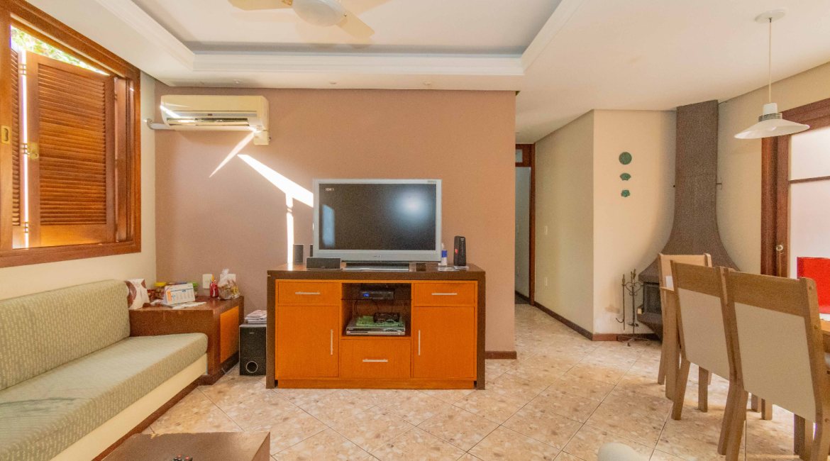 Casa à venda com 244m², 4 dormitórios, 1 suíte, 3 vagas, no bairro Vila Assunção em Porto Alegre