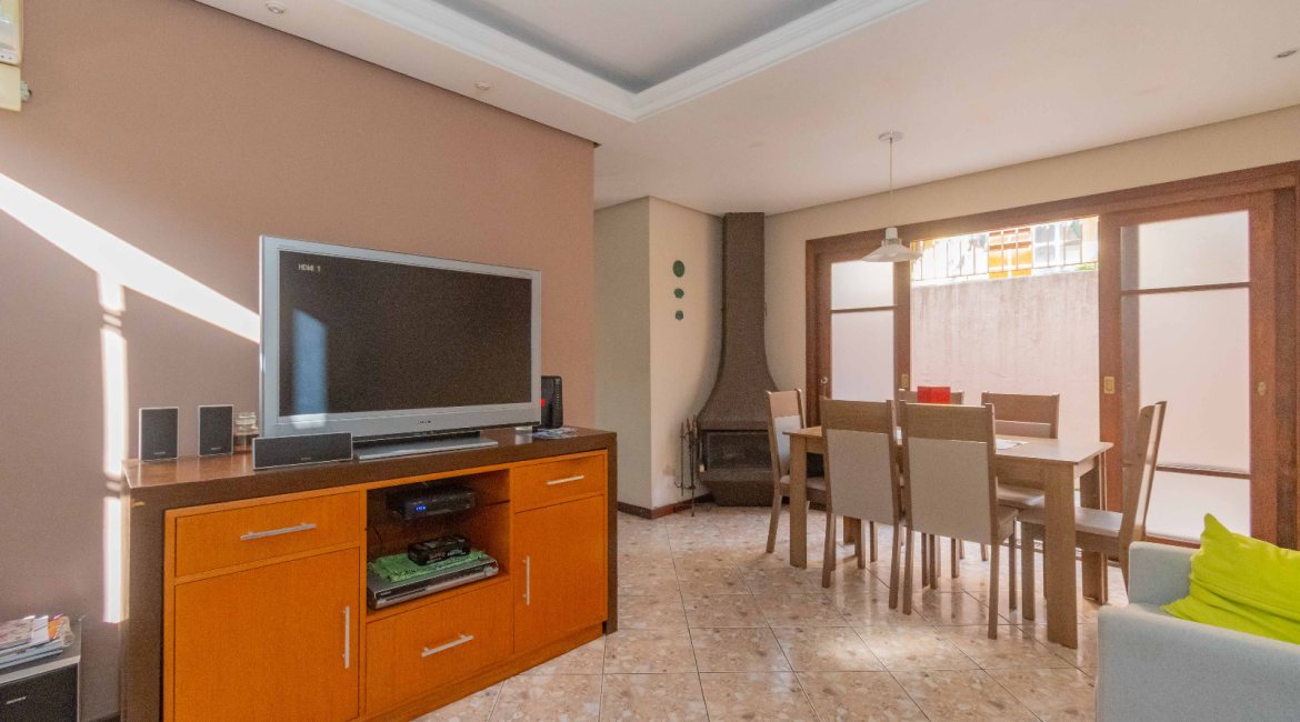 Casa à venda com 244m², 4 dormitórios, 1 suíte, 3 vagas, no bairro Vila Assunção em Porto Alegre