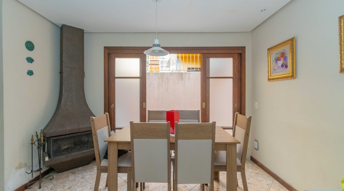 Casa à venda com 244m², 4 dormitórios, 1 suíte, 3 vagas, no bairro Vila Assunção em Porto Alegre