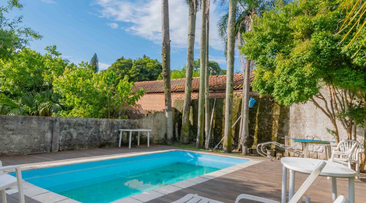 Casa à venda com 244m², 4 dormitórios, 1 suíte, 3 vagas, no bairro Vila Assunção em Porto Alegre