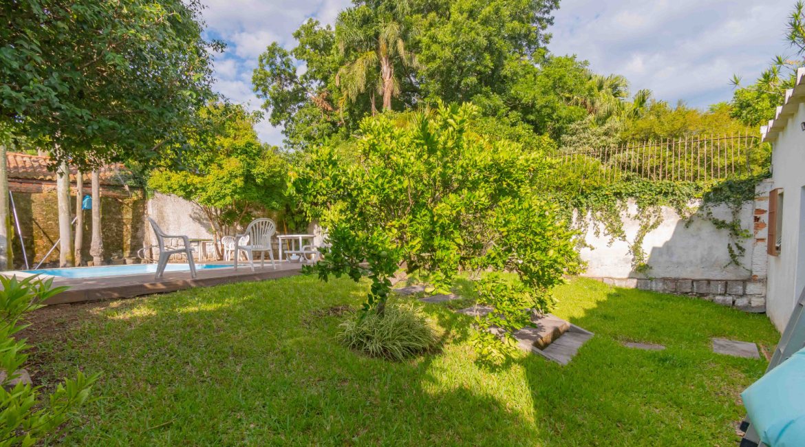 Casa à venda com 244m², 4 dormitórios, 1 suíte, 3 vagas, no bairro Vila Assunção em Porto Alegre