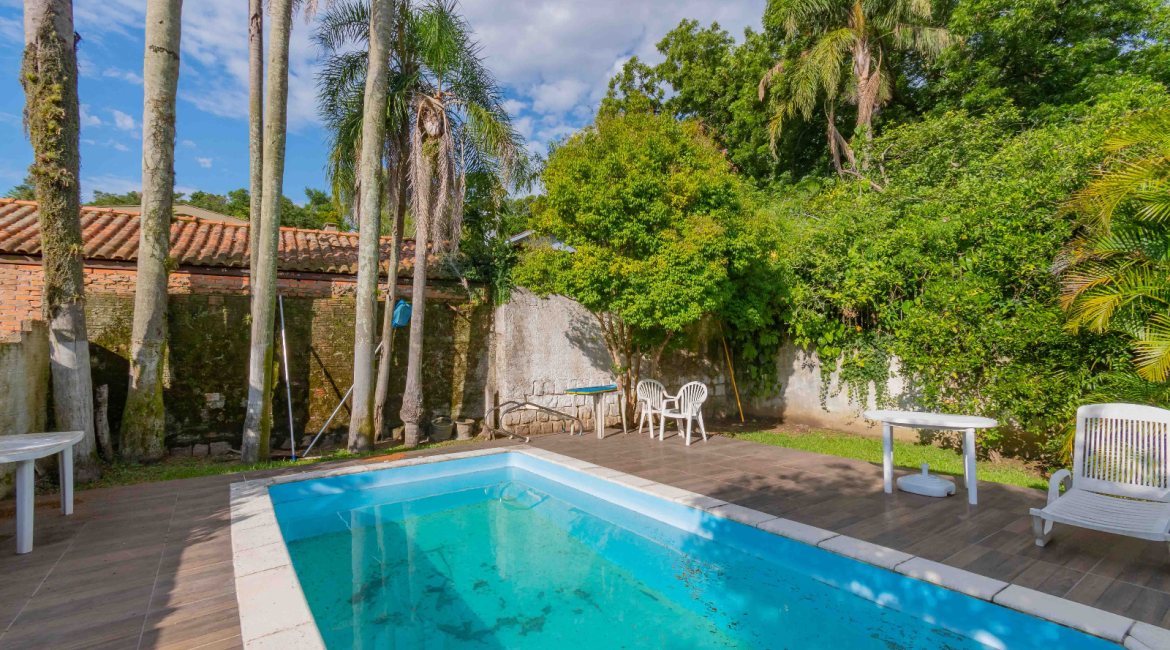 Casa à venda com 244m², 4 dormitórios, 1 suíte, 3 vagas, no bairro Vila Assunção em Porto Alegre