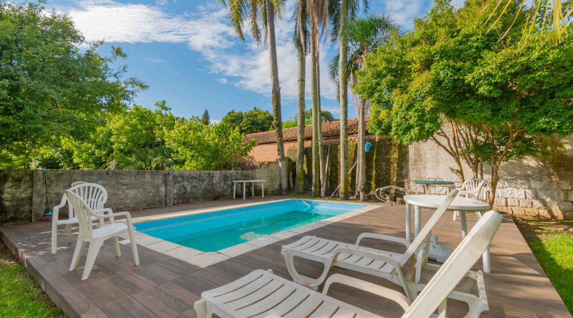 Casa à venda com 244m², 4 dormitórios, 1 suíte, 3 vagas, no bairro Vila Assunção em Porto Alegre