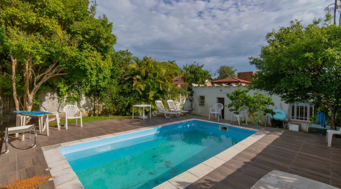 Casa à venda com 244m², 4 dormitórios, 1 suíte, 3 vagas, no bairro Vila Assunção em Porto Alegre