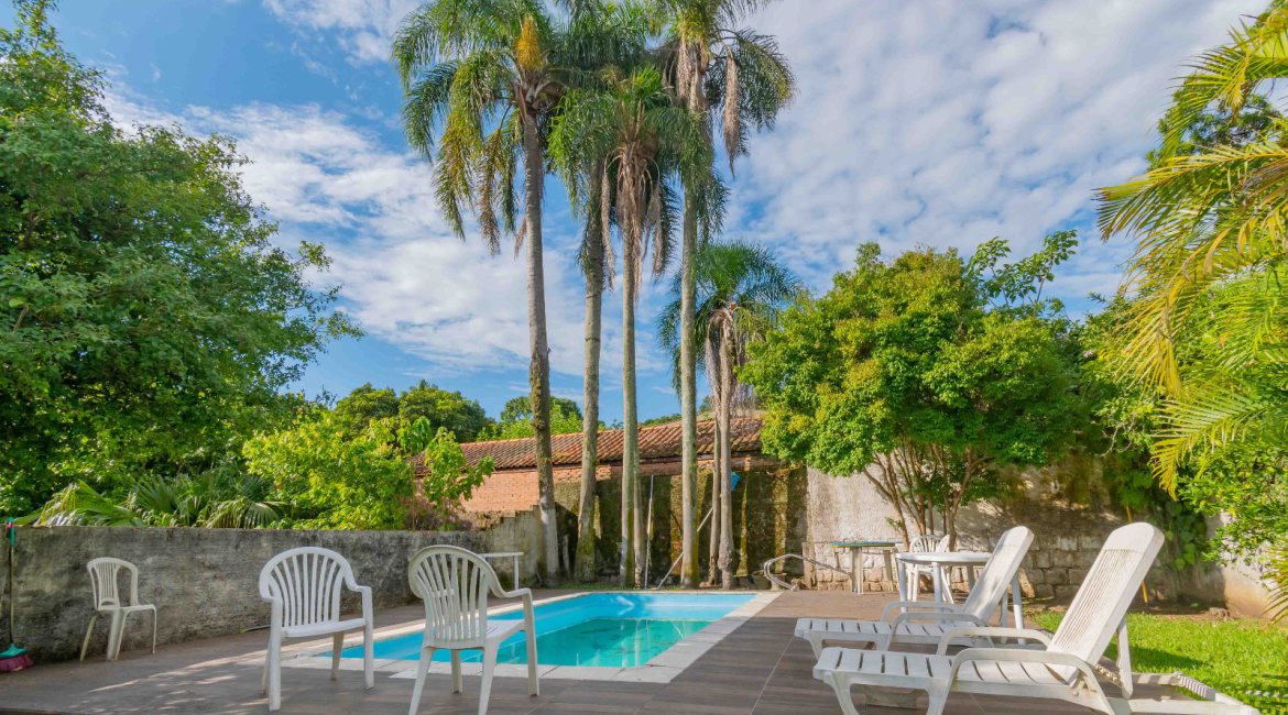 Casa à venda com 244m², 4 dormitórios, 1 suíte, 3 vagas, no bairro Vila Assunção em Porto Alegre