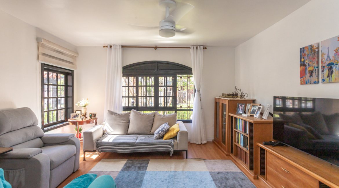 Casa à venda com 174m², 3 dormitórios, 1 suíte, 2 vagas, no bairro Cristal em Porto Alegre