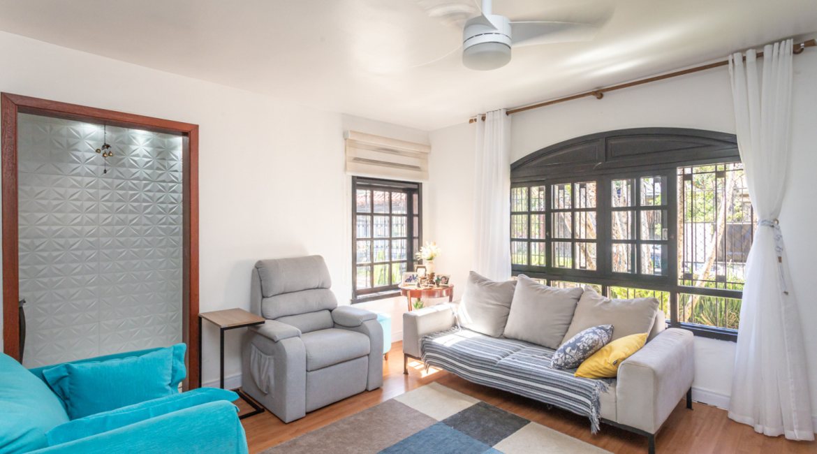 Casa à venda com 174m², 3 dormitórios, 1 suíte, 2 vagas, no bairro Cristal em Porto Alegre