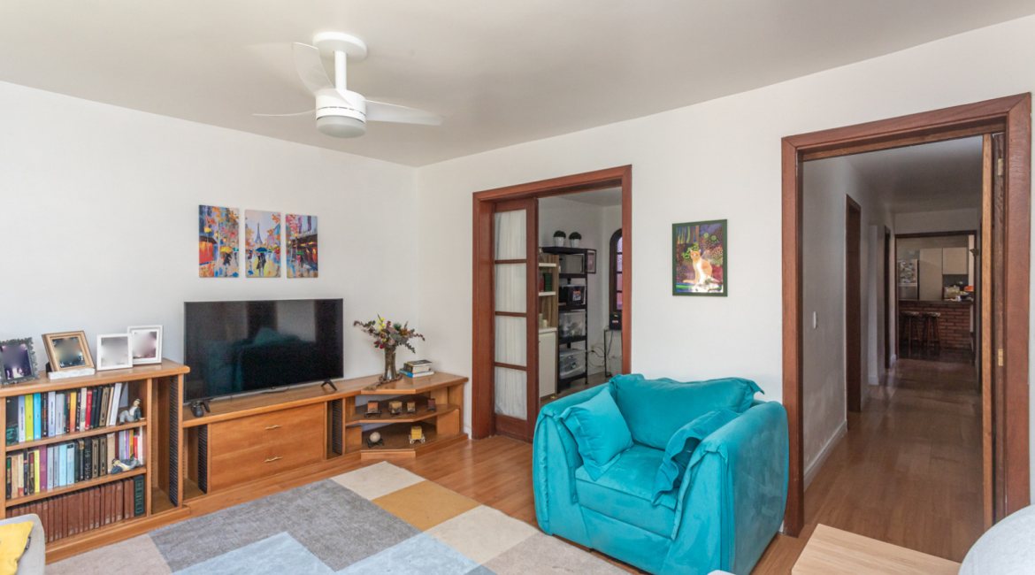 Casa à venda com 174m², 3 dormitórios, 1 suíte, 2 vagas, no bairro Cristal em Porto Alegre