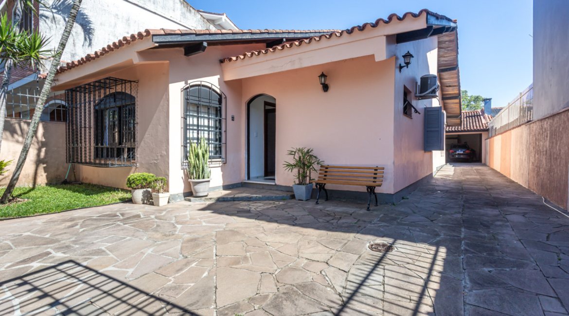 Casa à venda com 174m², 3 dormitórios, 1 suíte, 2 vagas, no bairro Cristal em Porto Alegre