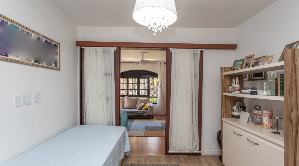 Casa à venda com 174m², 3 dormitórios, 1 suíte, 2 vagas, no bairro Cristal em Porto Alegre