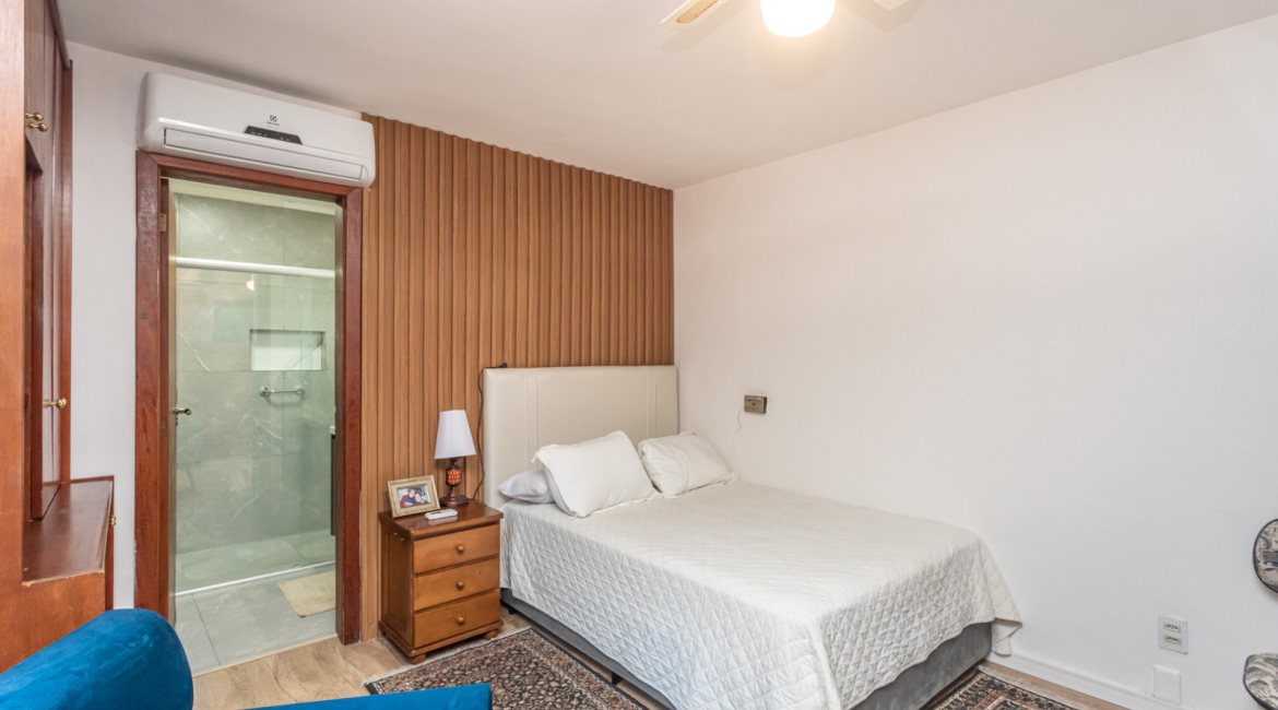 Casa à venda com 174m², 3 dormitórios, 1 suíte, 2 vagas, no bairro Cristal em Porto Alegre