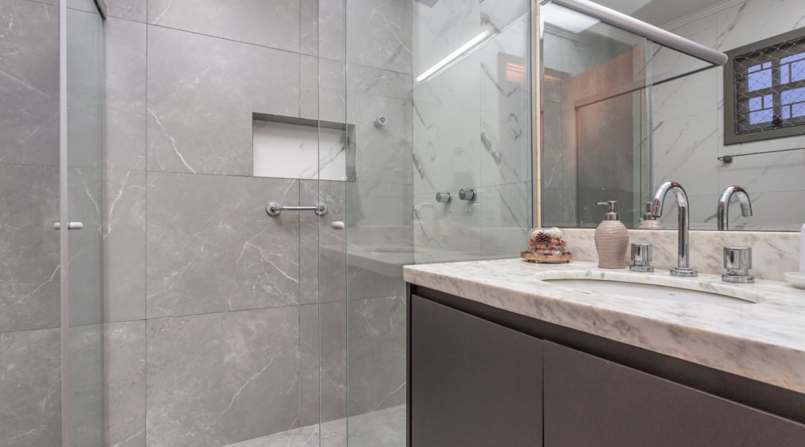 Casa à venda com 174m², 3 dormitórios, 1 suíte, 2 vagas, no bairro Cristal em Porto Alegre