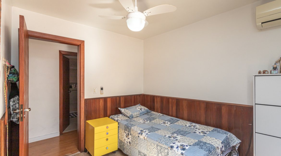 Casa à venda com 174m², 3 dormitórios, 1 suíte, 2 vagas, no bairro Cristal em Porto Alegre