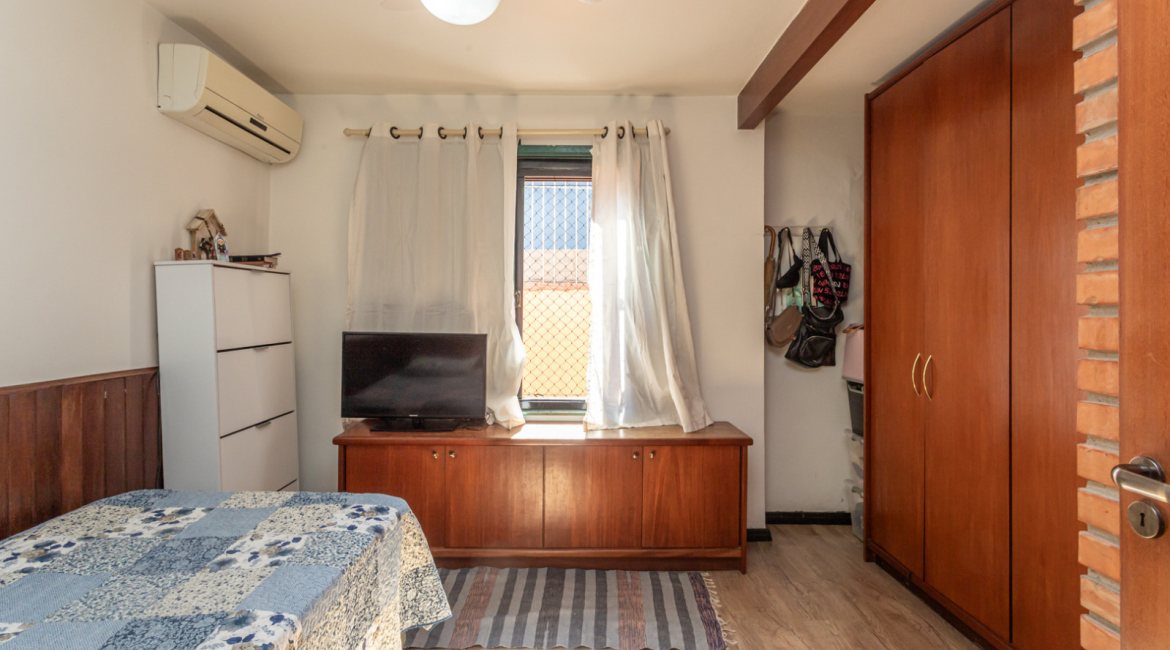 Casa à venda com 174m², 3 dormitórios, 1 suíte, 2 vagas, no bairro Cristal em Porto Alegre