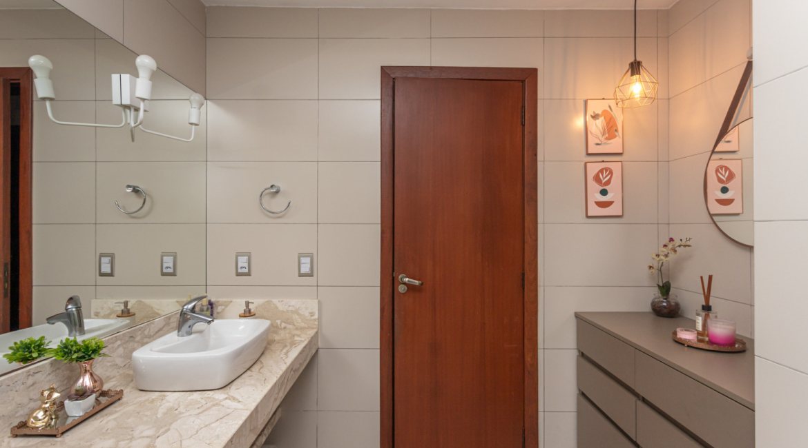 Casa à venda com 174m², 3 dormitórios, 1 suíte, 2 vagas, no bairro Cristal em Porto Alegre