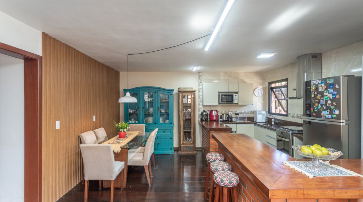 Casa à venda com 174m², 3 dormitórios, 1 suíte, 2 vagas, no bairro Cristal em Porto Alegre