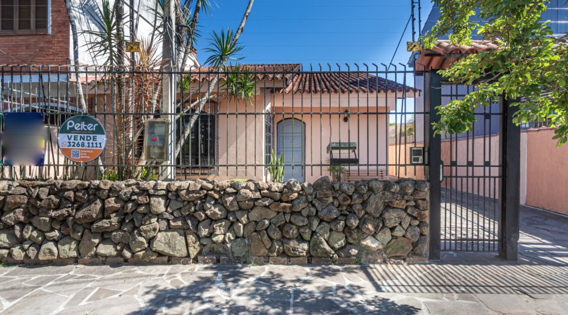 Casa à venda com 174m², 3 dormitórios, 1 suíte, 2 vagas, no bairro Cristal em Porto Alegre