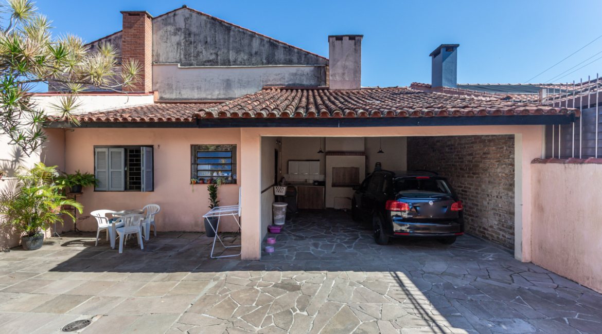 Casa à venda com 174m², 3 dormitórios, 1 suíte, 2 vagas, no bairro Cristal em Porto Alegre