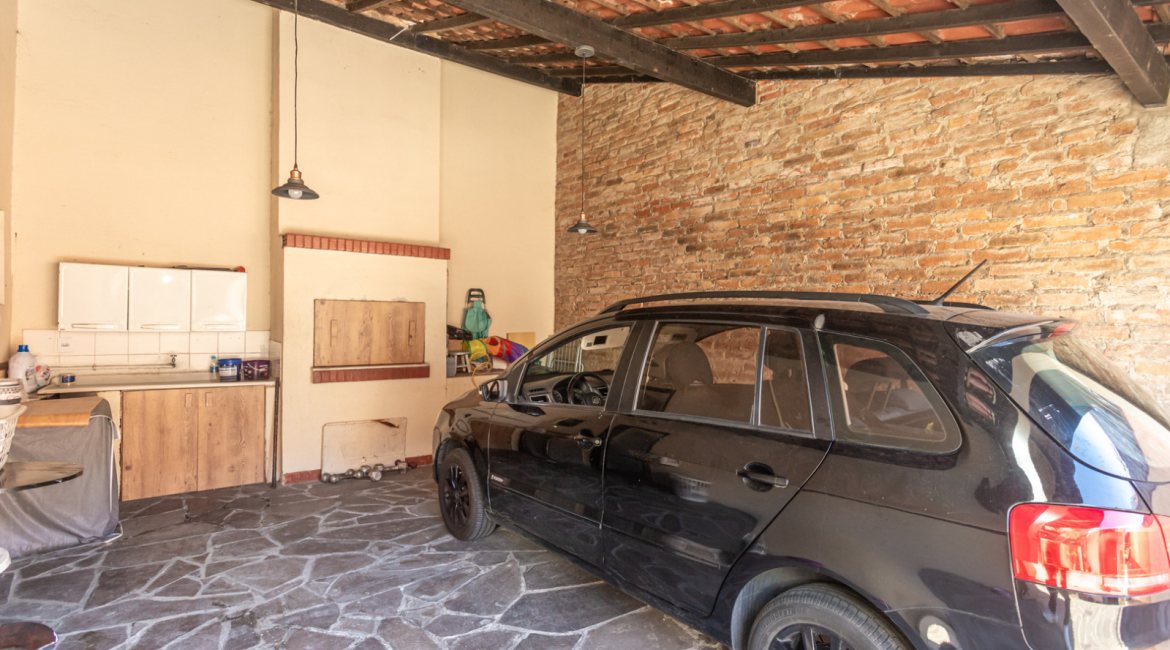 Casa à venda com 174m², 3 dormitórios, 1 suíte, 2 vagas, no bairro Cristal em Porto Alegre