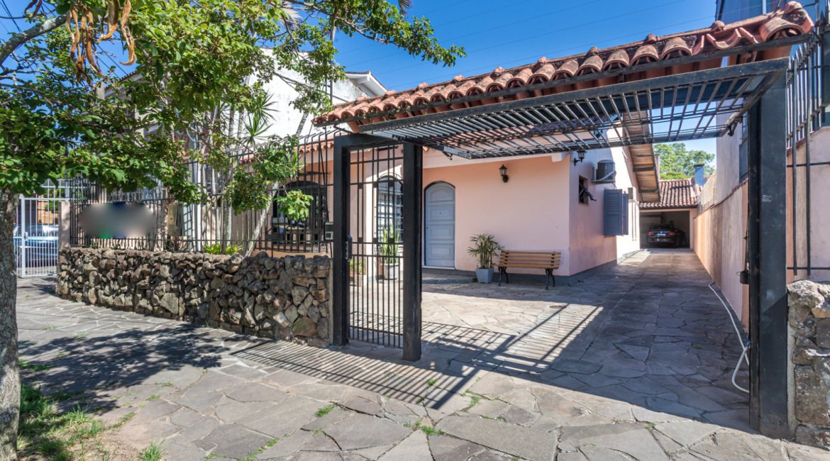 Casa à venda com 174m², 3 dormitórios, 1 suíte, 2 vagas, no bairro Cristal em Porto Alegre