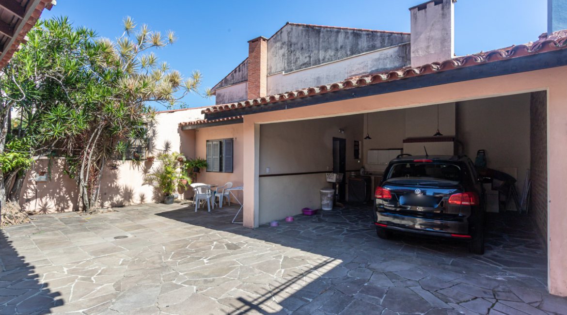 Casa à venda com 174m², 3 dormitórios, 1 suíte, 2 vagas, no bairro Cristal em Porto Alegre