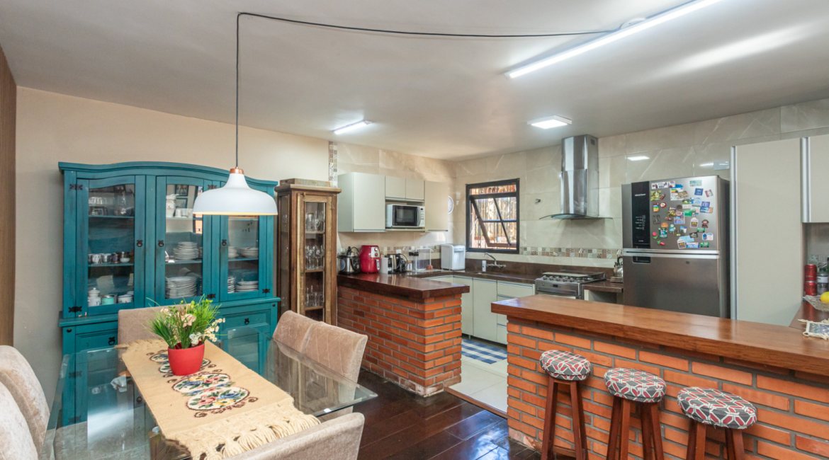 Casa à venda com 174m², 3 dormitórios, 1 suíte, 2 vagas, no bairro Cristal em Porto Alegre