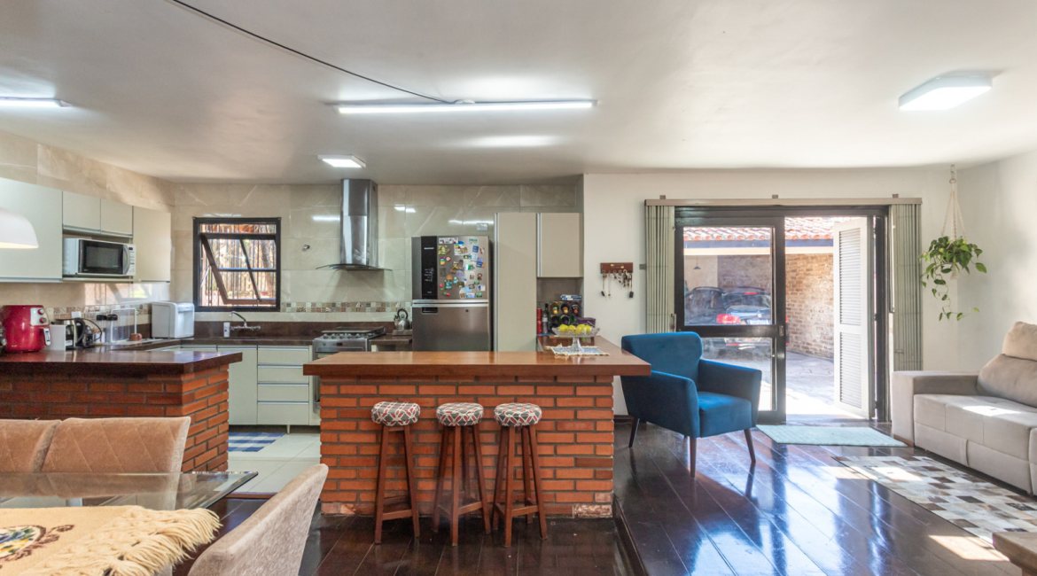 Casa à venda com 174m², 3 dormitórios, 1 suíte, 2 vagas, no bairro Cristal em Porto Alegre