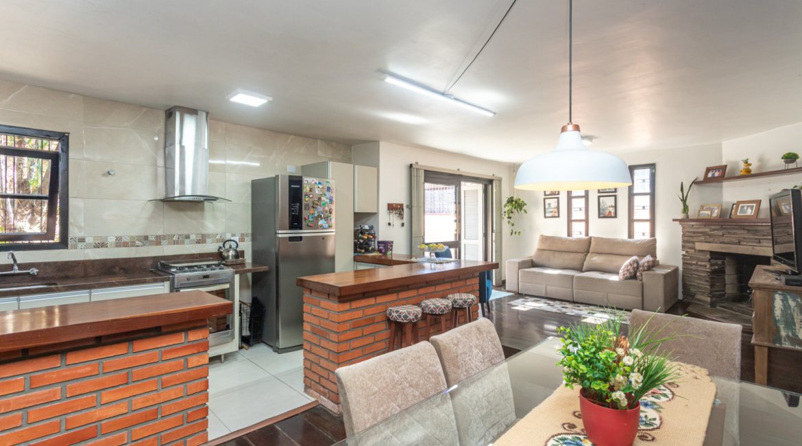 Casa à venda com 174m², 3 dormitórios, 1 suíte, 2 vagas, no bairro Cristal em Porto Alegre