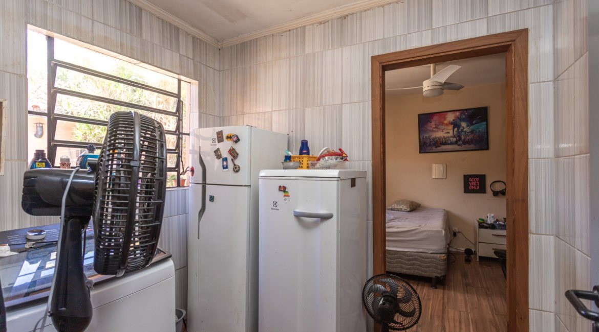 Casa à venda com 174m², 3 dormitórios, 1 suíte, 2 vagas, no bairro Cristal em Porto Alegre