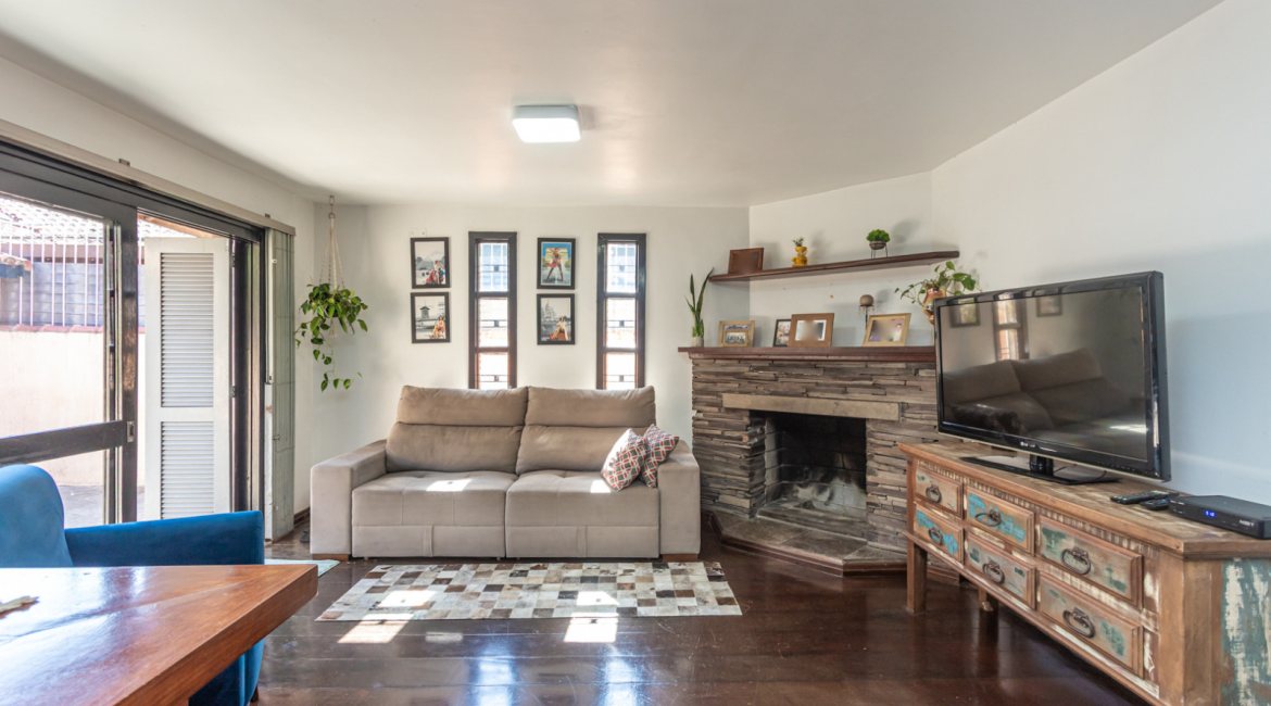 Casa à venda com 174m², 3 dormitórios, 1 suíte, 2 vagas, no bairro Cristal em Porto Alegre