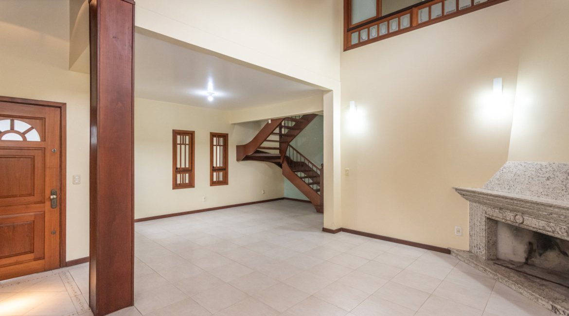 Casa à venda com 283m², 4 dormitórios, 2 suítes, 2 vagas, no bairro Vila Assunção em Porto Alegre