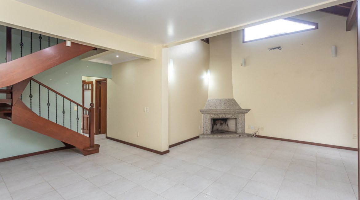 Casa à venda com 283m², 4 dormitórios, 2 suítes, 2 vagas, no bairro Vila Assunção em Porto Alegre