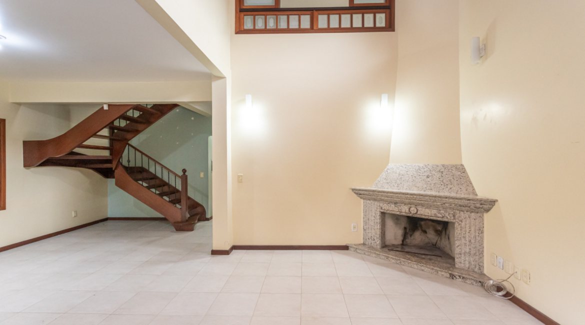 Casa à venda com 283m², 4 dormitórios, 2 suítes, 2 vagas, no bairro Vila Assunção em Porto Alegre