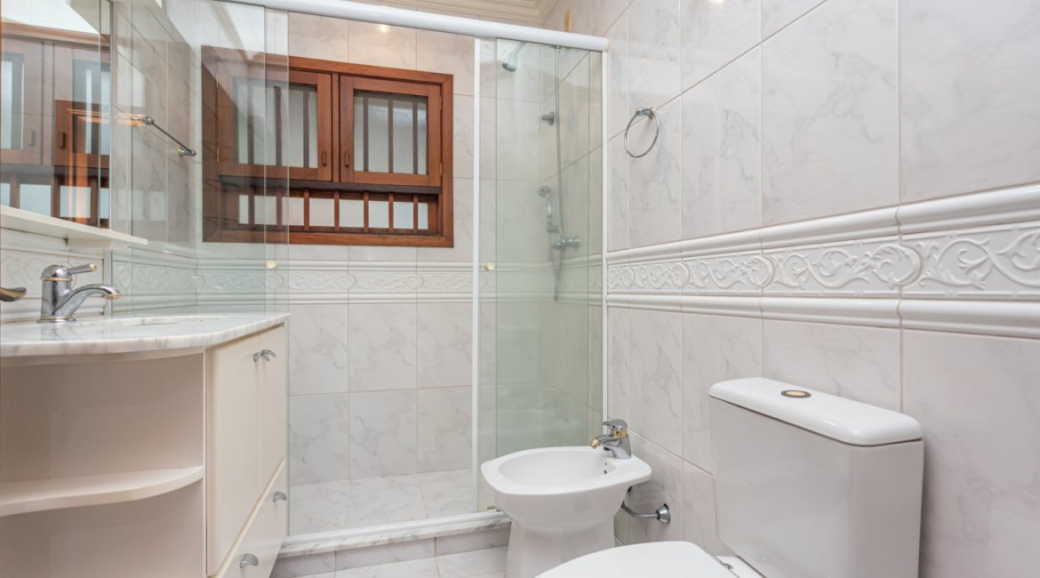 Casa à venda com 283m², 4 dormitórios, 2 suítes, 2 vagas, no bairro Vila Assunção em Porto Alegre