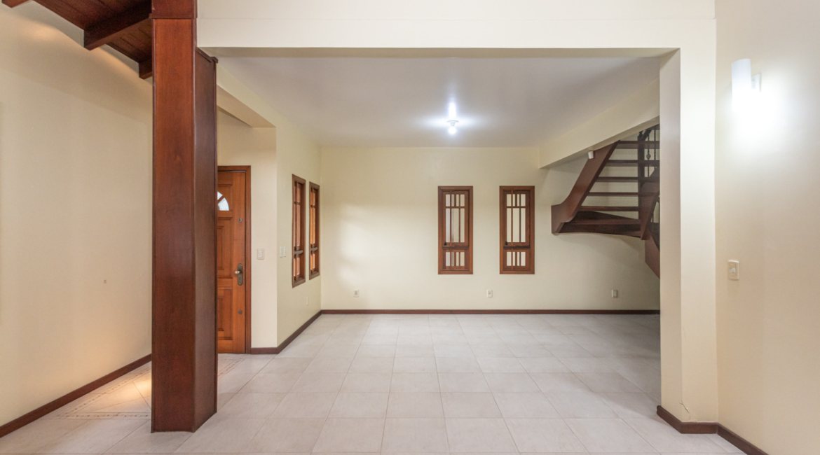 Casa à venda com 283m², 4 dormitórios, 2 suítes, 2 vagas, no bairro Vila Assunção em Porto Alegre