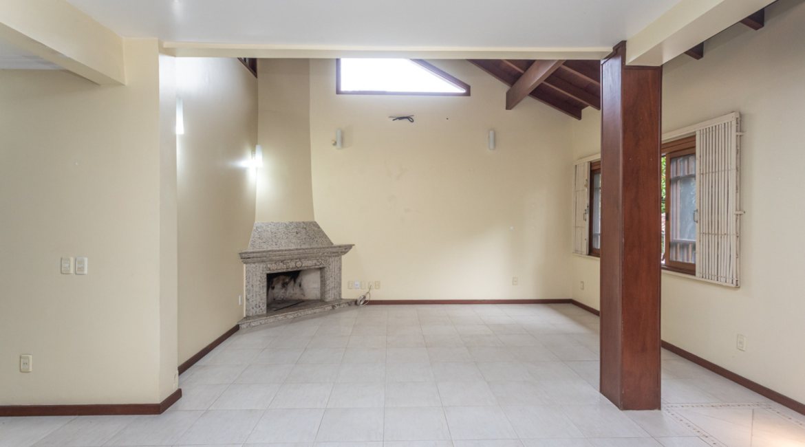 Casa à venda com 283m², 4 dormitórios, 2 suítes, 2 vagas, no bairro Vila Assunção em Porto Alegre